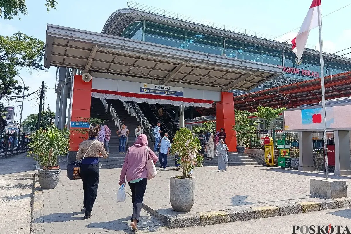 Suasana di Stasiun Bekasi terpantau ramai setiap harinya karena menjadi salah transportasi publik yang menjadi pilihan warga Bekasi untuk sampai ke tujuan, Minggu, 3 Agustus 2025. (Sumber: Poskota/Nurpini Aulia Rapika)