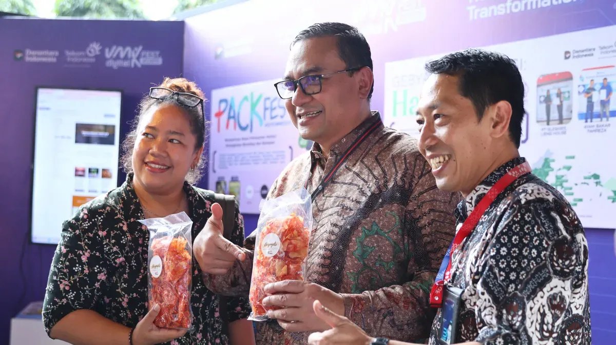 Direktur Human Capital Management Telkom Henry Christiadi bersama SGM Social Responsibility Telkom Hery Susanto dan salah satu UMKM Binaan yang turut menyemarakkan UMK Digital Fest 2025 yang diselenggarakan di Jakarta (Sumber: Dok. Telkom)