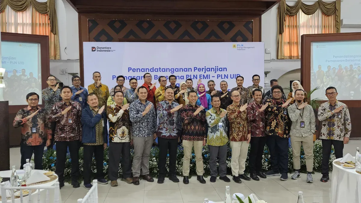 Foto bersama usai penyerahan Renewable Energy Certificate (REC) dari PT Energi Manajemen Indonesia (PLN EMI) di Gedung PLN UID Jawa Barat, kemarin (Sumber: Dok. Telkom)