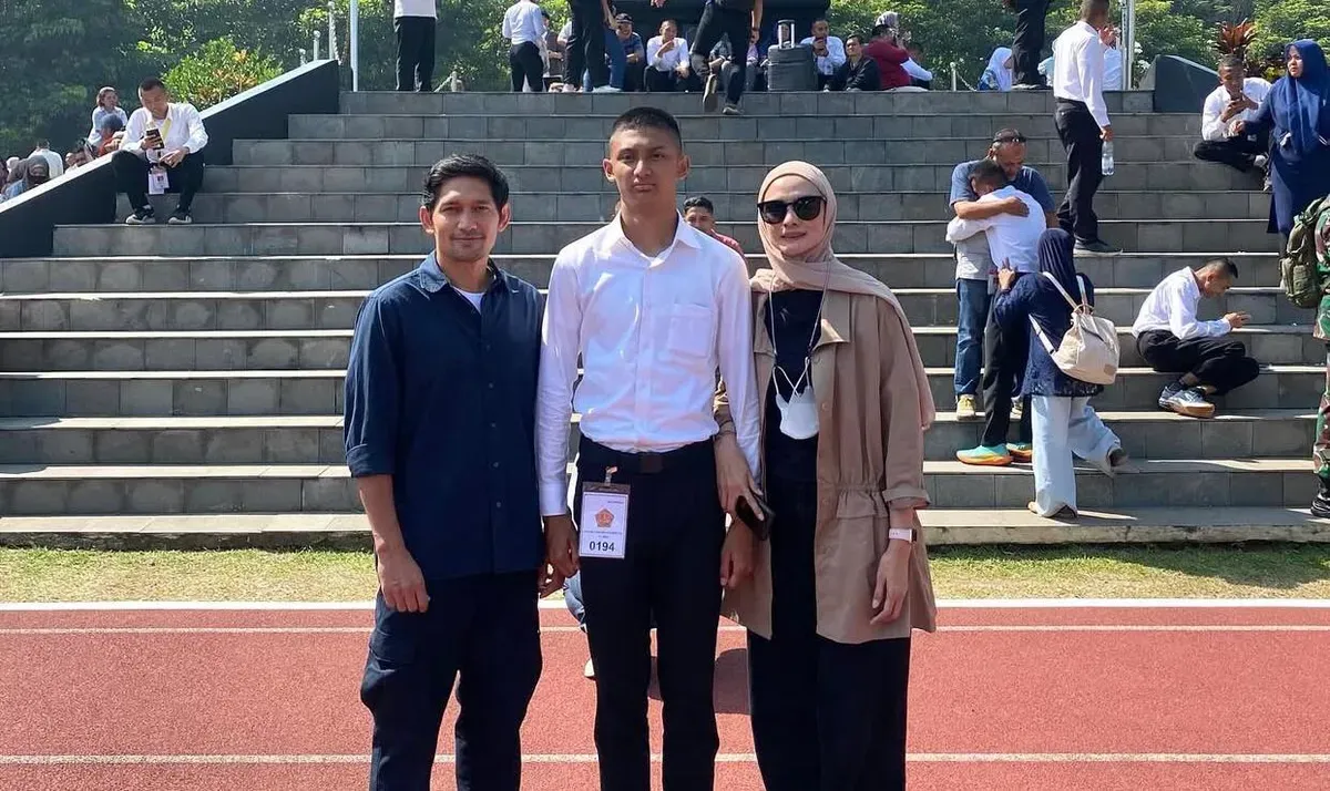 Ibnu Jamil dan Ade Maya saat mendampingi putra mereka, Dhofin Maula Jamil, yang dinyatakan resmi lulus dari Akademi Militer (Akmil). (Sumber: Instagram/@mayamaula9)
