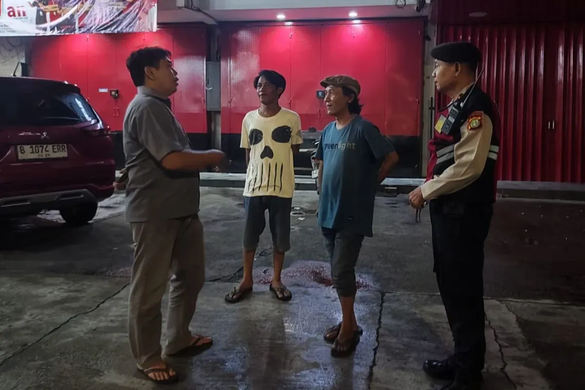 Polisi memberikan sosialisasi kepada petugas parkir di Jalan Margonda, Kelurahan Kemiri Muka, Kecamatan Beji, Kota Depok. (Sumber: Dok. Humas Polsek Beji)