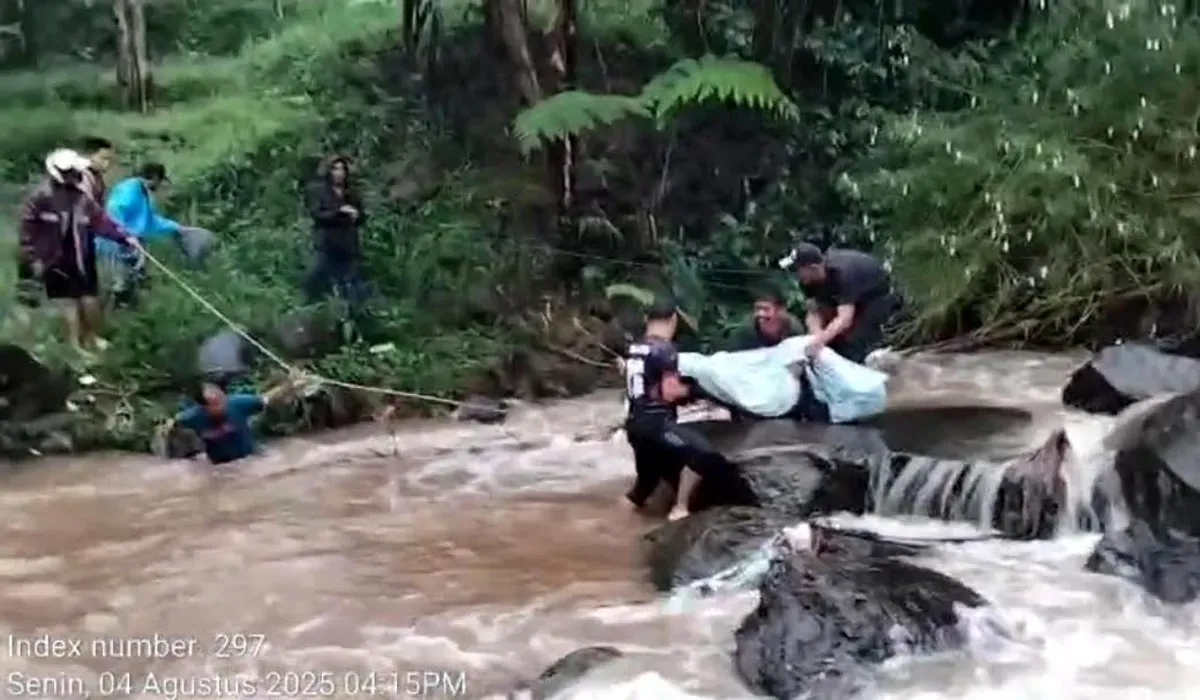 Petugas dari BPBD Kabupaten Bogor saat mengevakuasi jasad korban hanyut di bantaran Kali Cirangrang, Senin, 4 Agustus 2025. (Sumber: Dok BPBD Kabupaten Bogor)