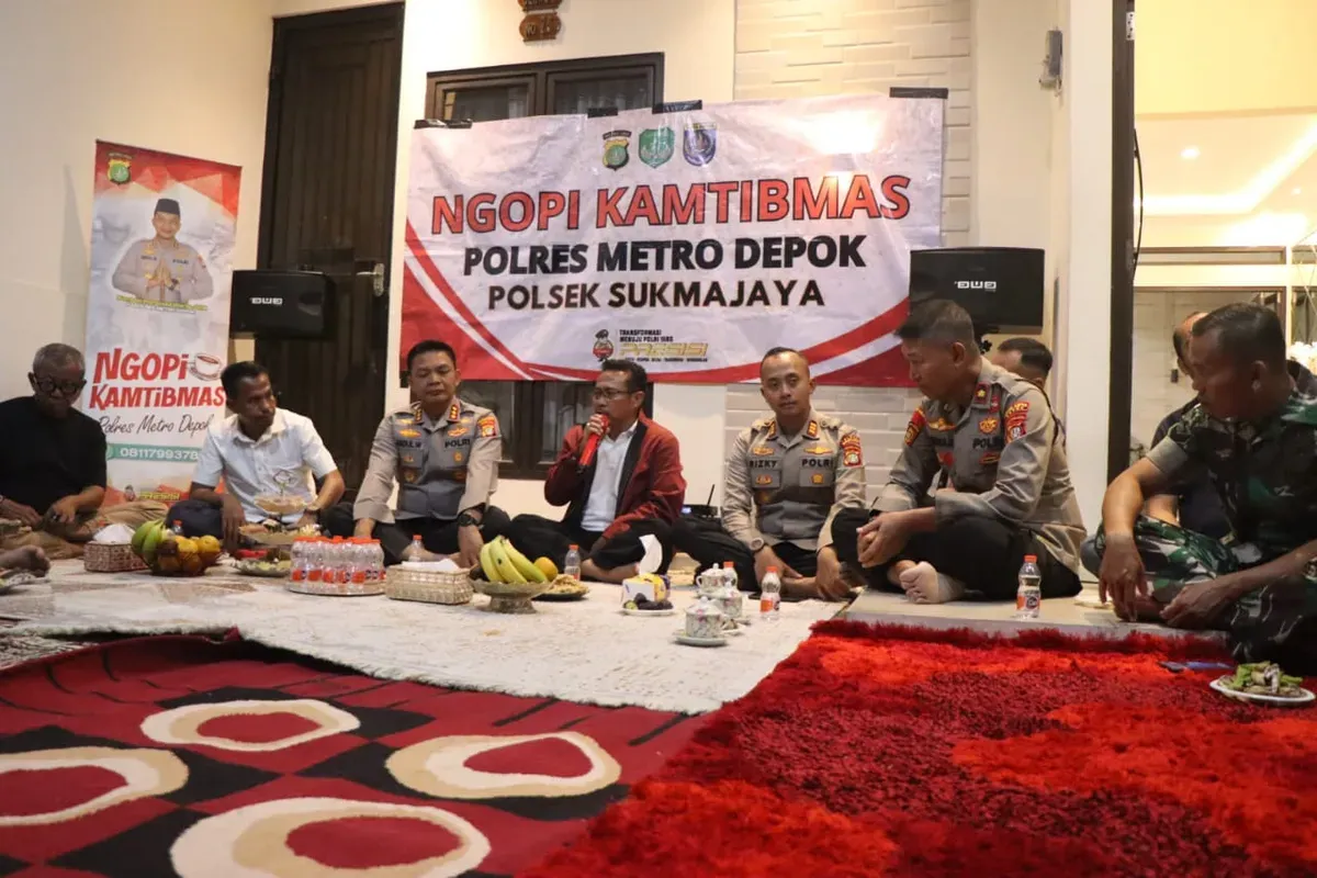 Kapolres Metro Depok dalam acara Ngopi Kamtibmas di rumah tokoh masyarakat kawasan Cilodong, Kota Depok. Ia menyatakan sudah memberikan ultimatum untuk pengedar tramadol atau obat-obatan keras lainnya. (Sumber: Polres Metro Depok)