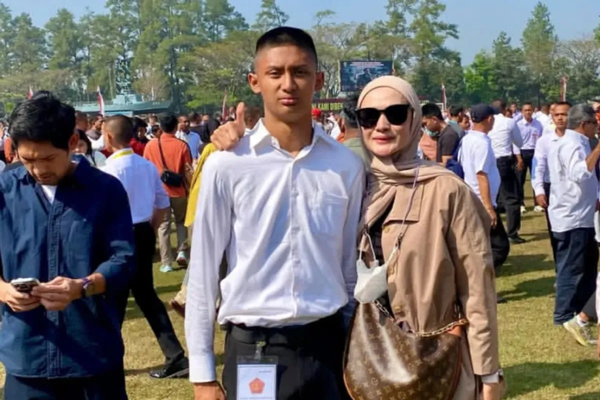 Profesi Ade Maya mantan istri Ibnu Jamil jadi sorotan netizen setelah beredar momen foto bertiga bareng sang anak. (Sumber: Instagram/@mayamaula9)