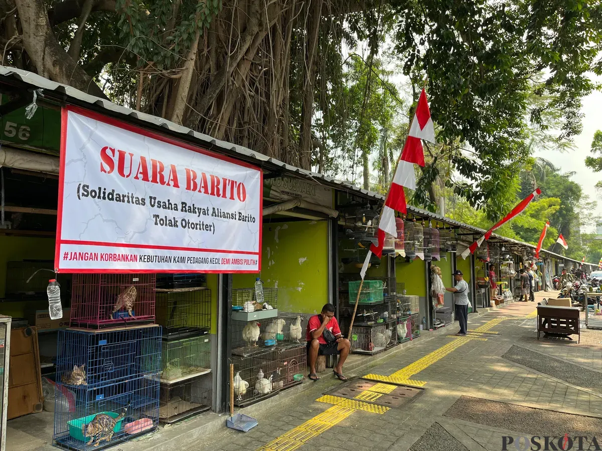Sejumlah pedagang Pasar Barito, Kebayoran Baru, Jakarta Selatan, masih bertahan meski sudah diperingatkan untuk pindah, Minggu, 3 Agustus 2025. (Sumber: Poskota/Pandi Ramedhan)