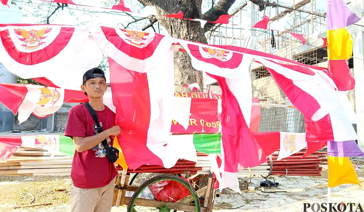 Didi Supriadi, 30 tahun, warga Cirebon, Jawa Barat, yang mengadu nasib setiap tahunnya ke Kota Bekasi menjelang hari kemerdekaan Republik Indonesia. (Sumber: POSKOTA | Foto: Nurpini Aulia Rapika)