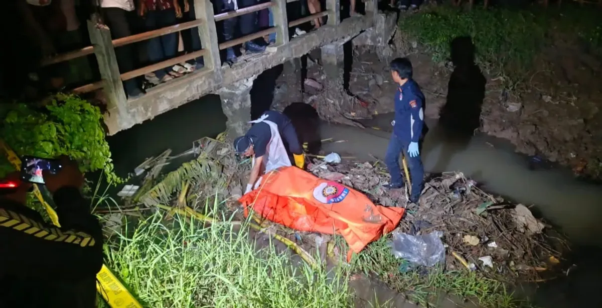 Personel Unit Identifikasi saat mengevakuasi jasad korban untuk dibawa ke RS Bhayangkara. (Sumber: Polres Serang)