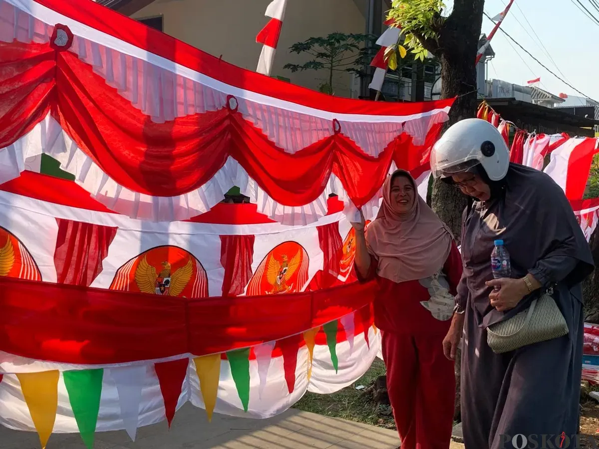 Penjual bendera musiman di Bogor tak cari keuntungan lewat ramainya pengibaran bendera One Piece di sosial media, Senin, 4 Agustus 2025. (Sumber: Poskota/Giffar Rivana)