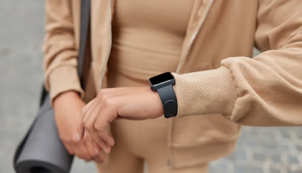 Smartwatch murah 2025 dengan fitur kesehatan lengkap dan desain premium (Sumber: Freepik/wayhomestudio)