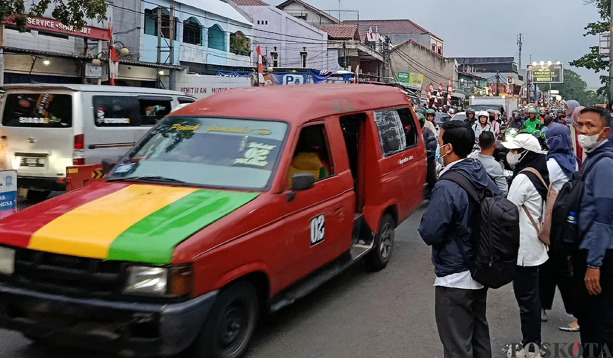 Sejumlah warga sedang menunggu angkot di sekitar Stasiun Bekasi pada Senin, 4 Agustus 2025. (Sumber: POSKOTA | Foto: Nurpini Aulia Rapika)