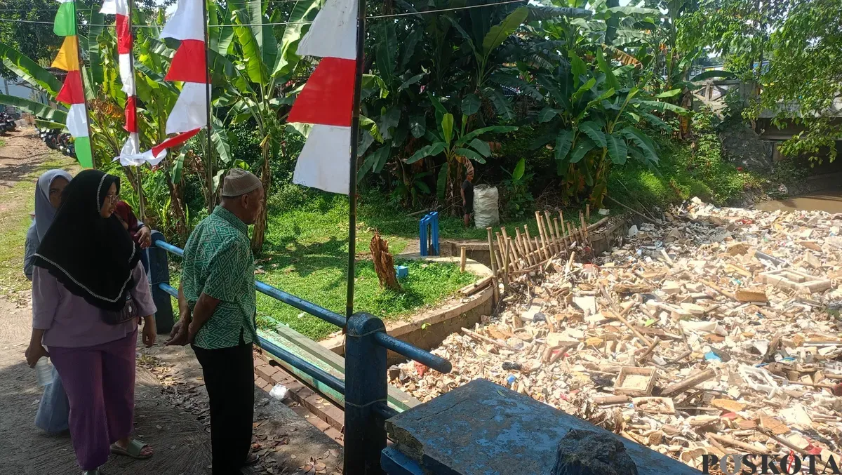 Tumpukan sampah di Kali Baru, Kelurahan Pabuaran, Kecamatan Cibinong, Kabupaten Bogor. Sampah tersebut terbawa arus air yang deras karena hujan lebat yang melanda Bogor kemarin sore hingga malam. (Sumber: Poskota/Giffar Rivana)