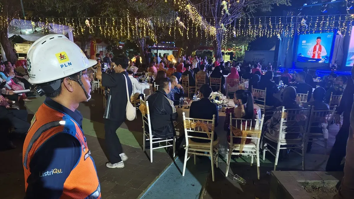 Petugas PLN siaga langsung di Lokasi Acara Malam Final Abang None Kepulauan Seribu guna memastikan keandalan layanan kelistrikan. (Sumber: Dok. PLN UID Jakarta Raya)