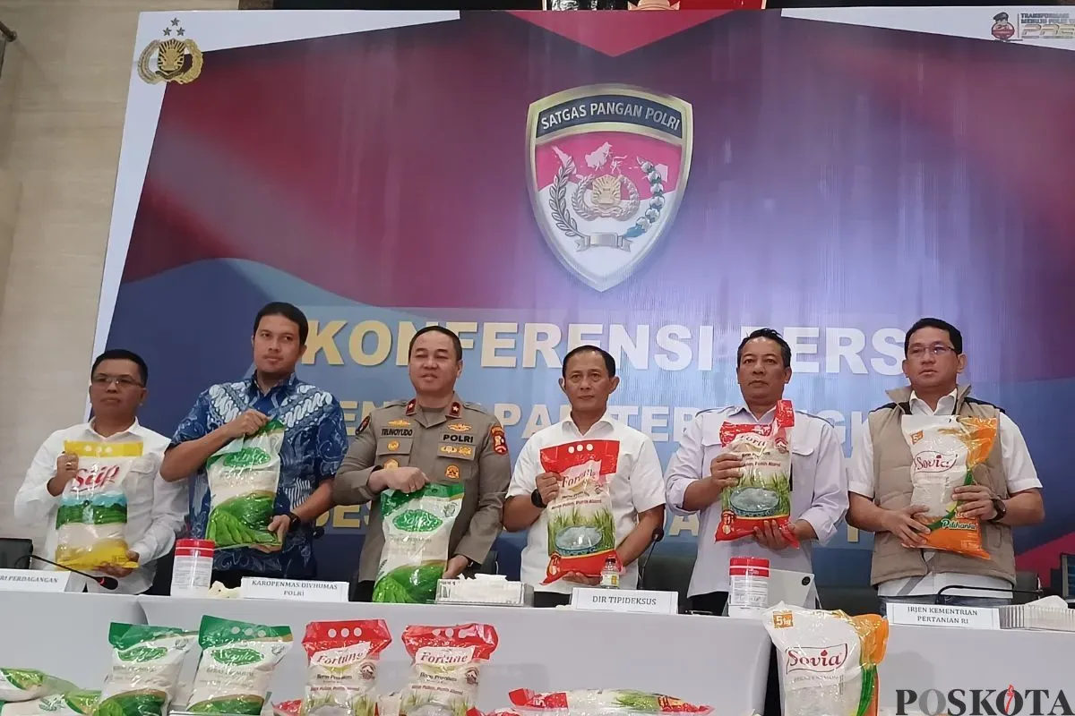 Satgas Pangan Bareskrim Polri menetapkan tiga tersangka kasus produksi dan peredaran beras premium yang tidak memenuhi standar mutu nasional di Bareskrim Polri, Jakarta Selatan, Selasa, 5 Agustus 2025. (Sumber: Poskota/Ali Mansur)