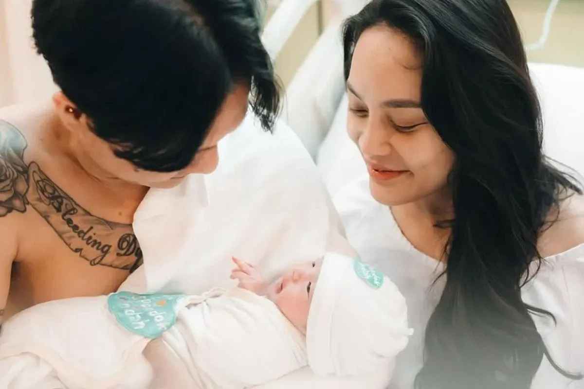 Erika Carlina dan DJ Bravy berbagi momen bahagia usai kelahiran anak pertama mereka yang diberi nama Andrew Raxy Neil. (Sumber: Instagram/@eri.carl)