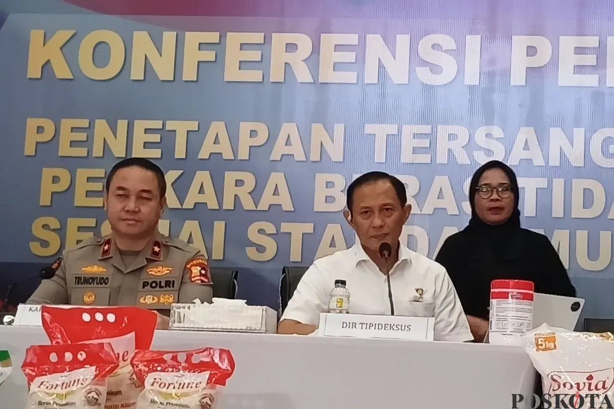 Direktur Tindak Pidana Ekonomi Khusus (Dirtipideksus) Bareskrim Polri, Brigjen Helfi Assegaf (tengah, kemeja putih) dalam jumpa pers di Bareskrim Polri, Jakarta Selatan, Selasa, 5 Agustus 2025. (Sumber: Poskota/Ali Mansur)