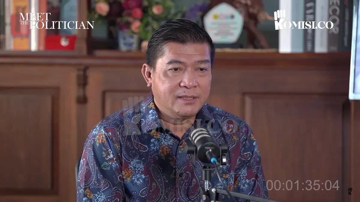 Sosok pengacara sekaligus pengusaha, Silfester Matutina yang diduga fitnah mantan Wakil Presiden RI, Jusuf Kalla (JK). (Sumber: YouTube/Komisidotco)