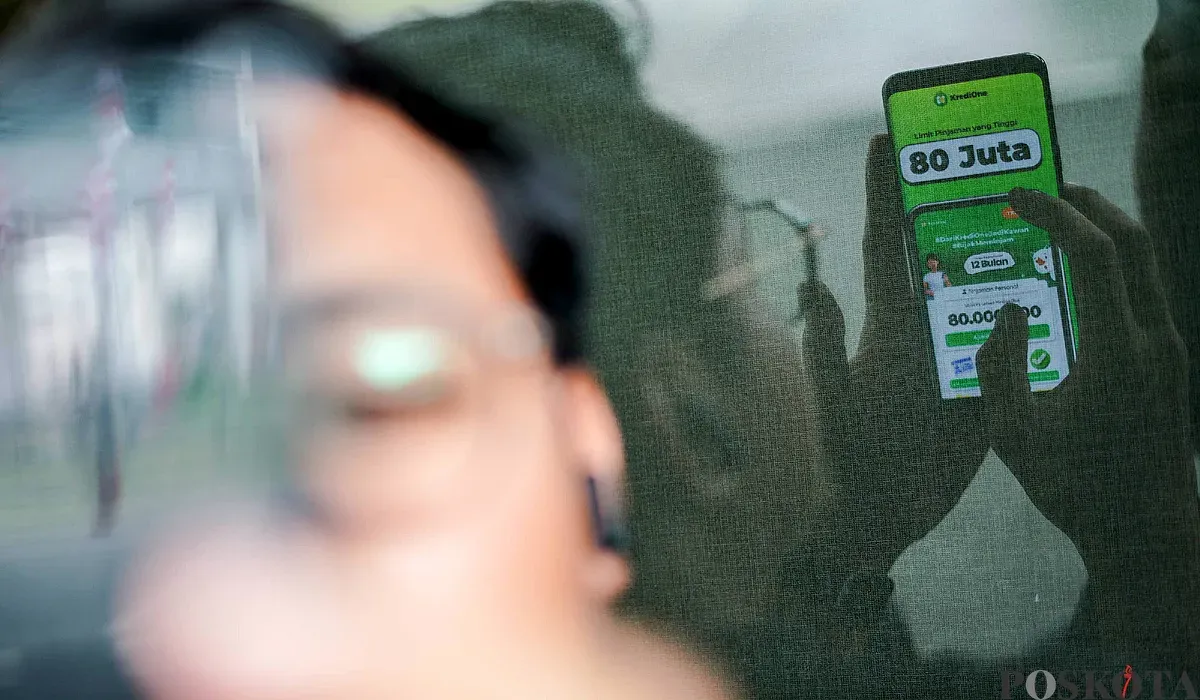 Warga menggunakan aplikasi pinjaman online di kawasan Blok M, Jakarta Selatan, Selasa, 5 Agustus 2025. (Sumber: POSKOTA | Foto: Bilal Nugraha Ginanjar)