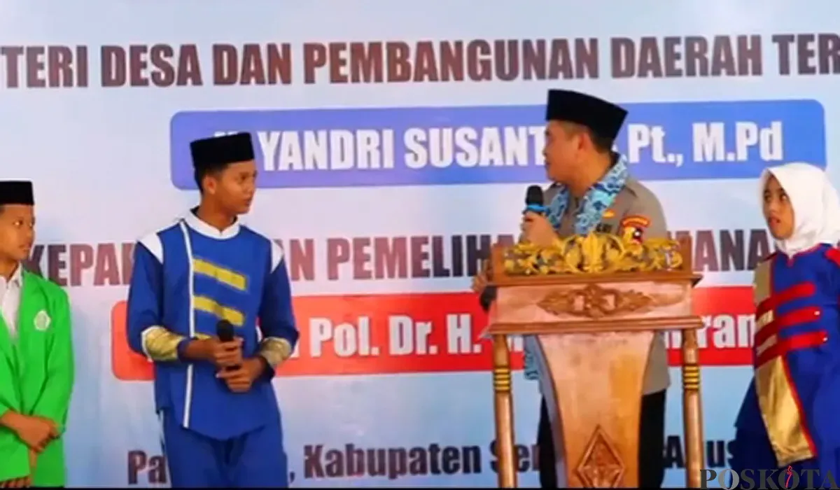 Momen saat Kabaharkam Polri, Komjen Mohammad Fadil Imran, memberikan pertanyaan kepada santri  di Ponpes Bai Mahdi Sholeh, Kabupaten Serang, Selasa, 5 Agustus 2025. (Sumber: POSKOTA | Foto: Rahmat Haryono)