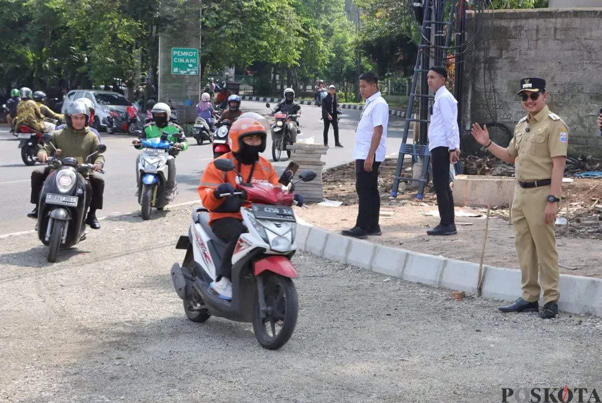 Uji coba lalu lintas (traffic test) di Bundaran Jati Cimahi, baru bisa dilakukan di satu sisi jalan yakni dari arah Pemkot Cimahi menuju Jalan Cihanjuang. (Sumber: POSKOTA | Foto: Gatot Poedji Utomo)