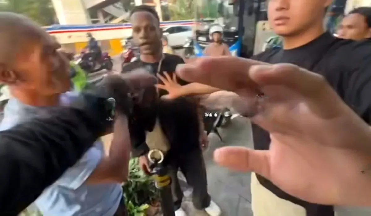 Tangkap layar pemuda diduga mabuk memukul seorang pengemudi ojol di Jalan Pemuda, Pulogadung, Jakarta Timur, Selasa, 5 Agustus 2025.
