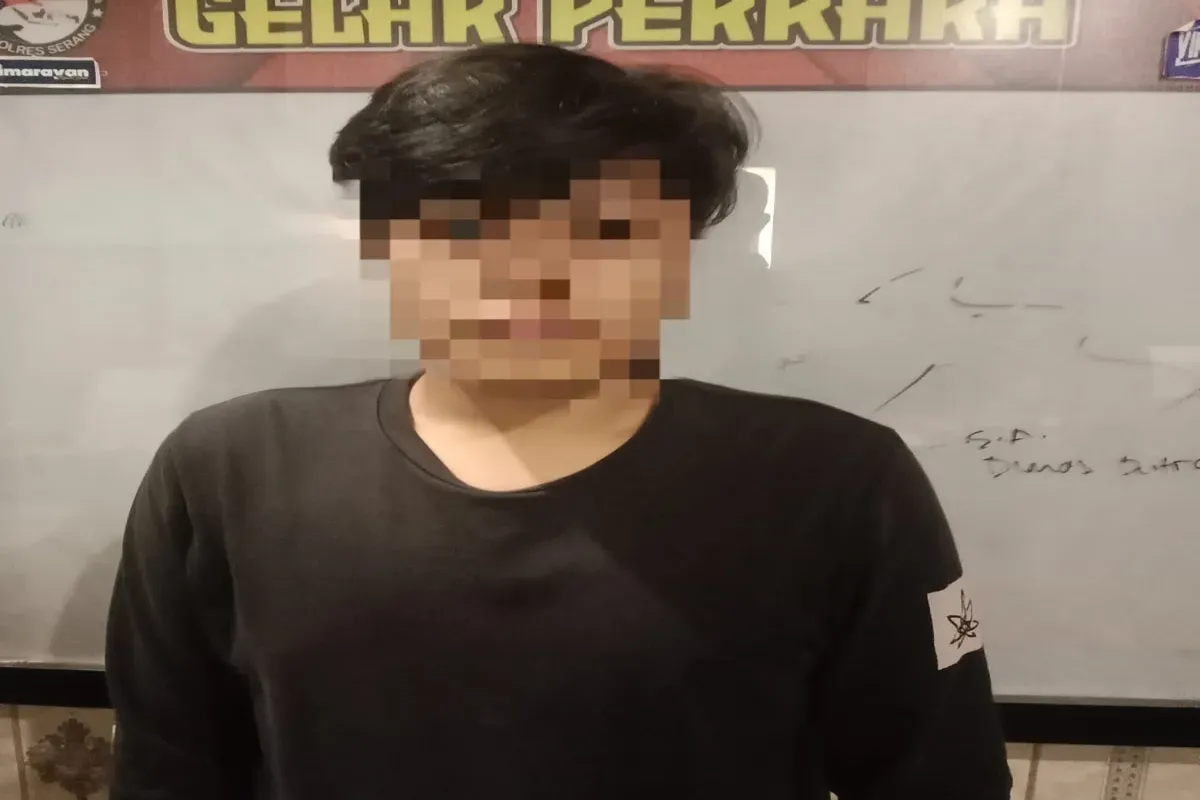 Tersangka MA saat diamankan di ruang Unit 2 Satresnarkoba Polres Serang. (Sumber: Polres Serang)