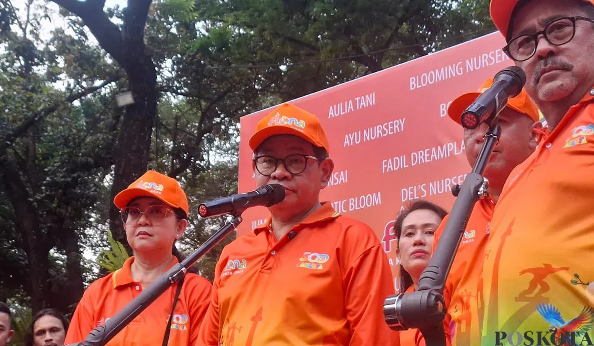 Gubernur Jakarta, Pramono Anung (tengah), saat menyampaikan pernyataan kepada awak media di Lapangan Banteng, Jakarta Pusat, Selasa, 5 Agustus 2025. (Sumber: POSKOTA | Foto: M Tegar Jihad)