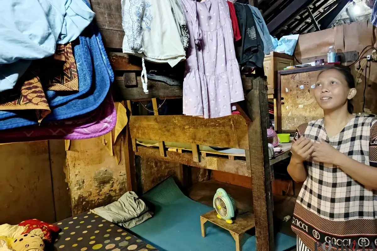 Suasana kontrakan Maryani, 38 tahun, warga asli Pekalongan yang kini menetap di RT 01/RW 08 Kampung Sawah, Kecamatan Bekasi Barat, Selasa, 5 Agustus 2025. (Sumber: Poskota/Nurpini Aulia Rapika)