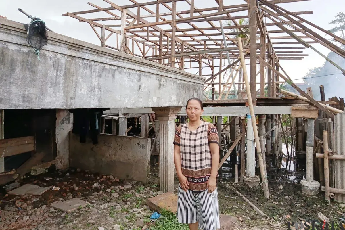 Maryani, 38 tahun, warga asli Pekalongan yang kini menetap di RT 01/RW 08 Kampung Sawah, Kecamatan Bekasi Barat, tidak pernah mendapatkan bantuan dari pemerintah, Selasa, 5 Agustus 2025. (Sumber: Poskota/Nurpini Aulia Rapika)