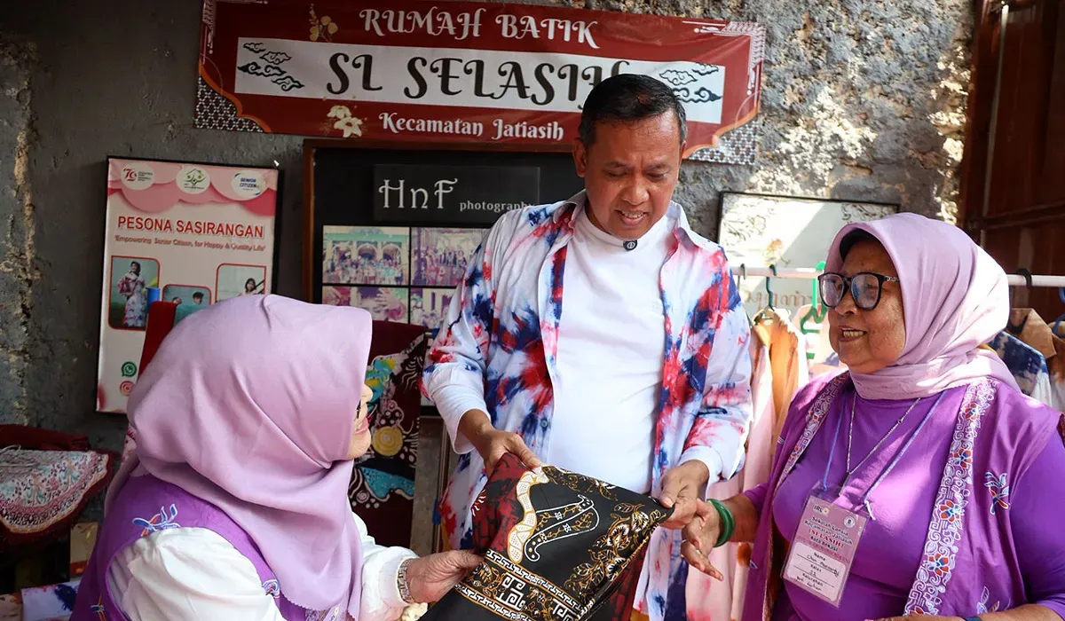 Wali Kota Bekasi, Tri Adhianto, mengunjungi Rumah Batik Lansia Selasih di RW 09, Kelurahan Jatiluhur, Kecamatan Jatiasih, Kota Bekasi, Selasa, 5 Agustus 2025. (Sumber: Dok Humas Pemkot Bekasi)