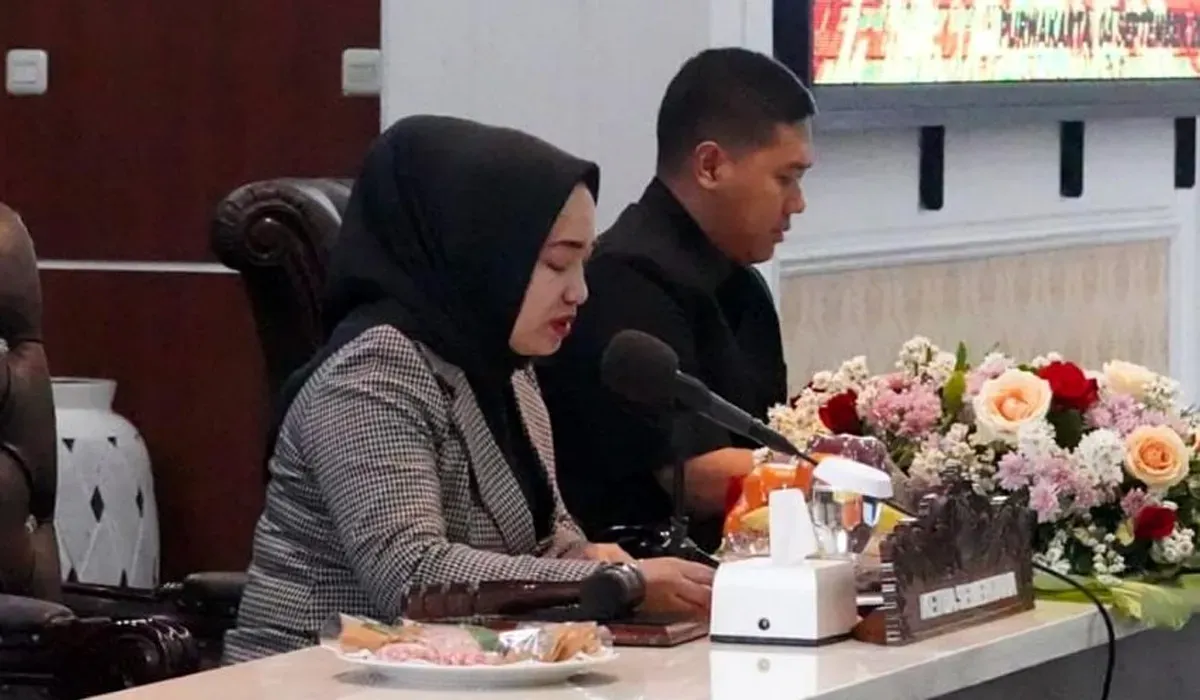 Ketua DPRD Purwakarta, Sri Puji Utami (kiri). (Sumber: Diskominfo Purwakarta)
