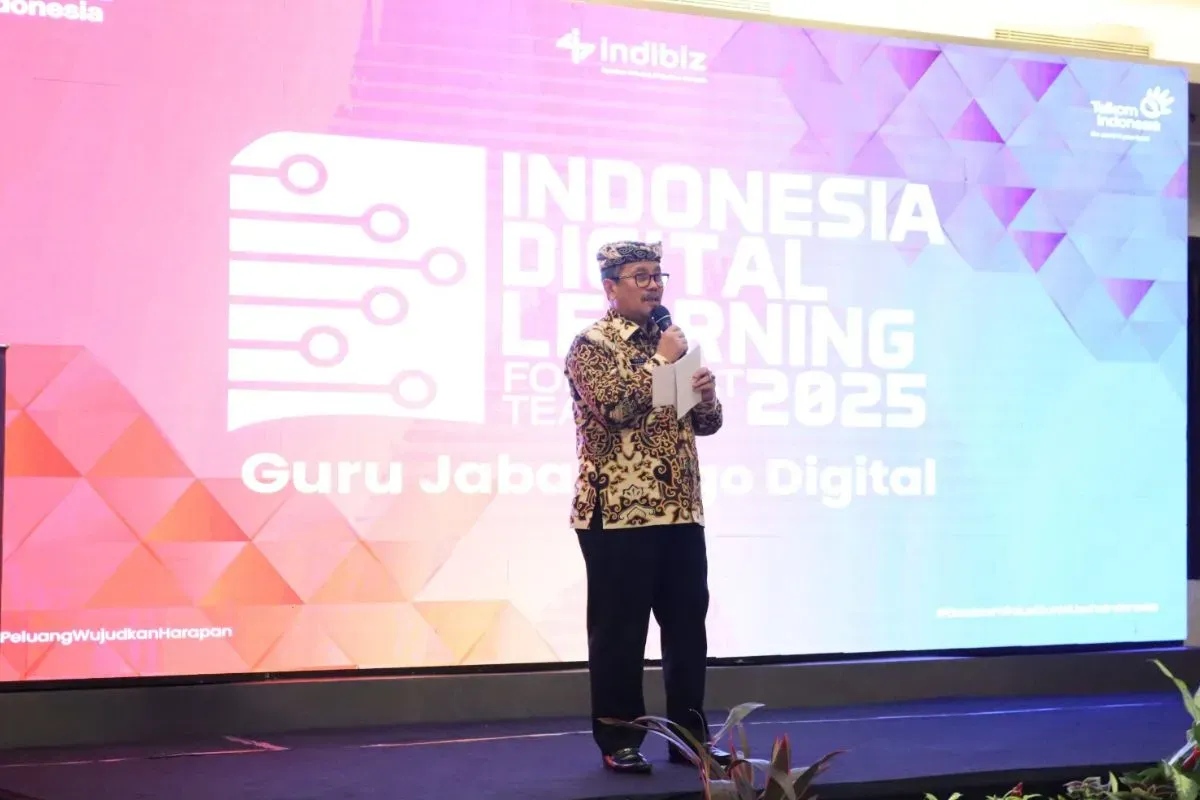 Bupati Cirebon, Imron Rosyadi memberikan sambutan pada acara Indonesia Digital Learning (IDL) 2025 beberapa waktu lalu. (Sumber: Dok. Telkom Indonesia)