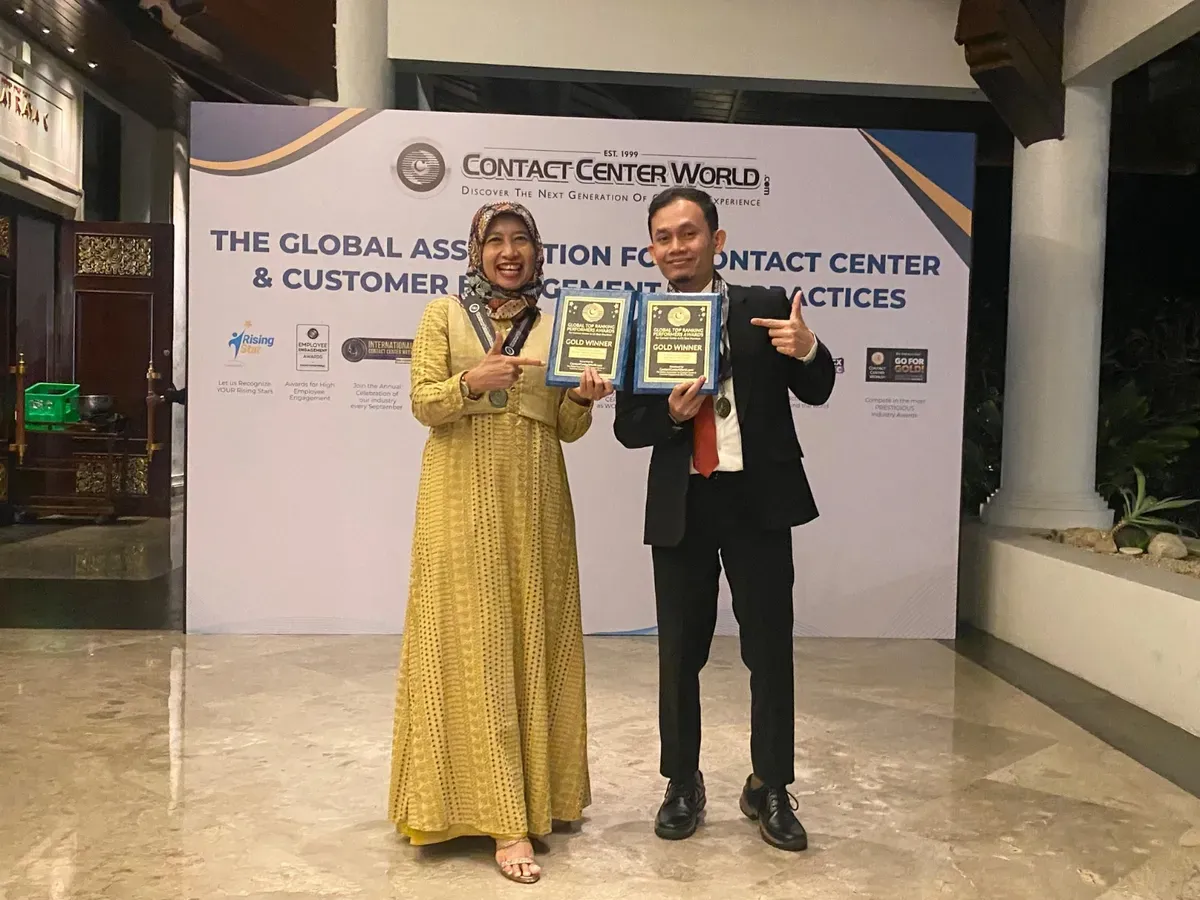 GM Health Care Service AdMedika Sri Sumari dan Assistant Manager Care AdMedika Dwi Hajar Siswantoro (kanan) di ajang internasional Contact Center World 20th Annual Asia Pacific (Sumber: Dok. Telkom)