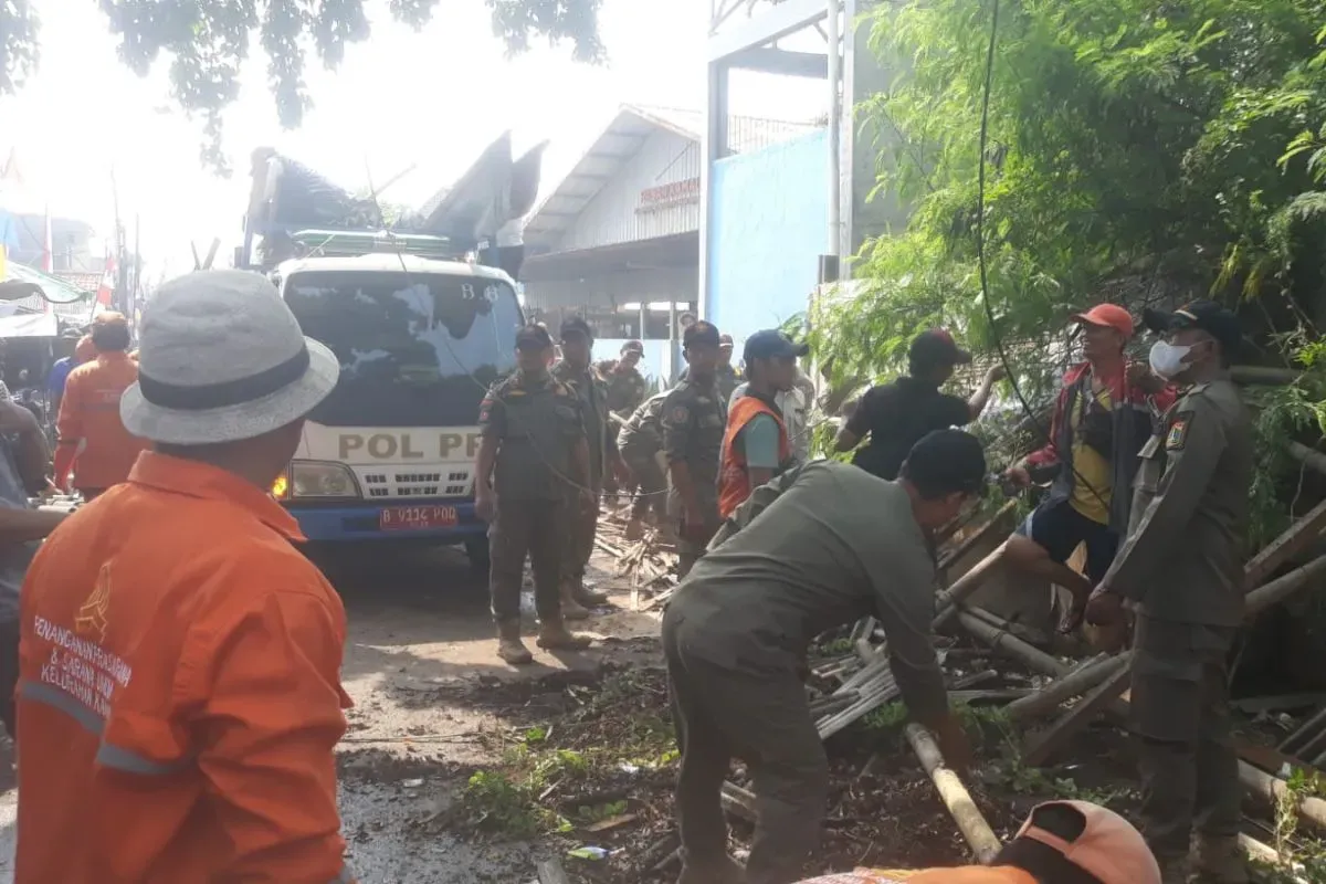 Petugas bongkar puluhan bangunan liar yang berdiri diatas saluran air di wilayah Kalideres, Jakarta Barat, Rabu, 6 Agustus 2025. (Sumber: Dok. Istimewa)