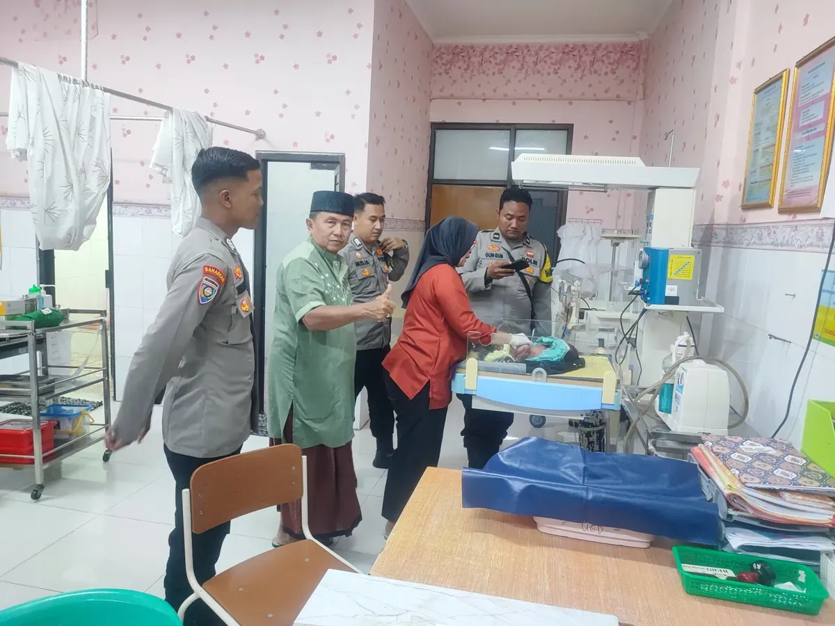 Bayi yang ditemukan di teras rumah warga mendapat perawatan dari petugas Puskesmas Ciruas. (Sumber: Polsek Ciruas)