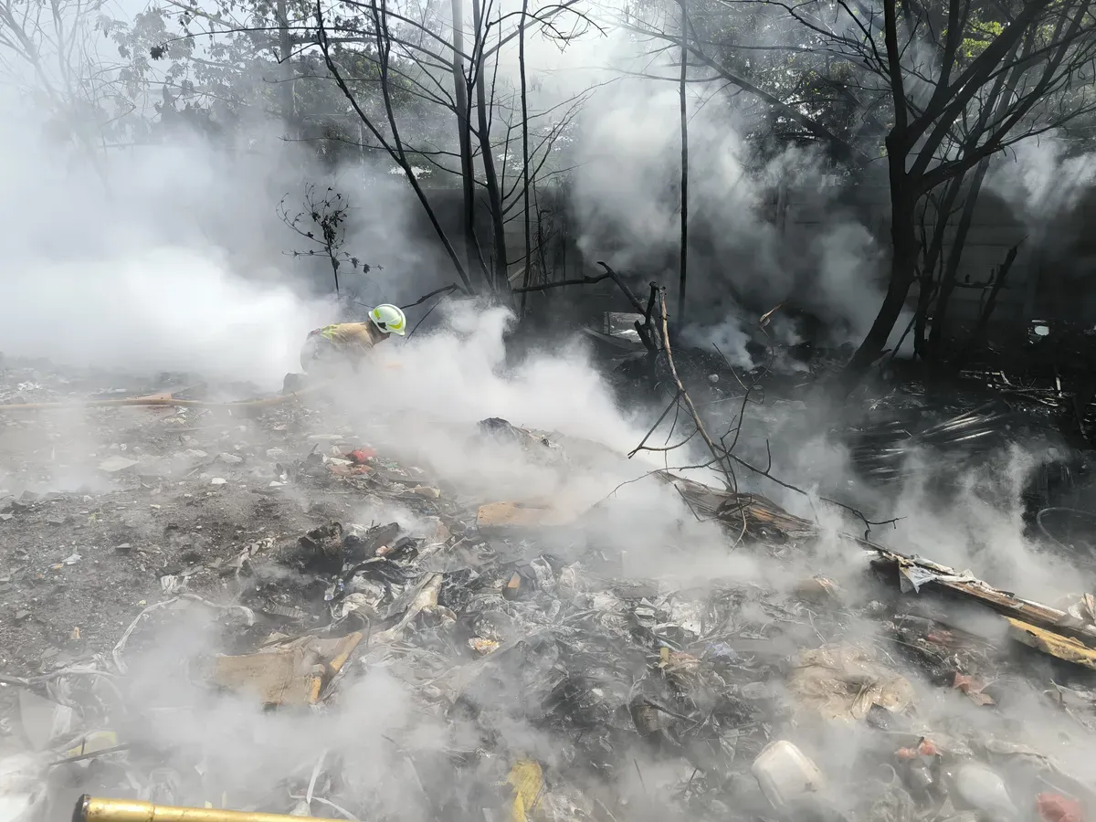Kebakaran barang bekas nyaris melahap bangunan bedeng di Kelapa Gading, Jakut, Rabu, 5 Agustus 2025. (Sumber: Damkar)