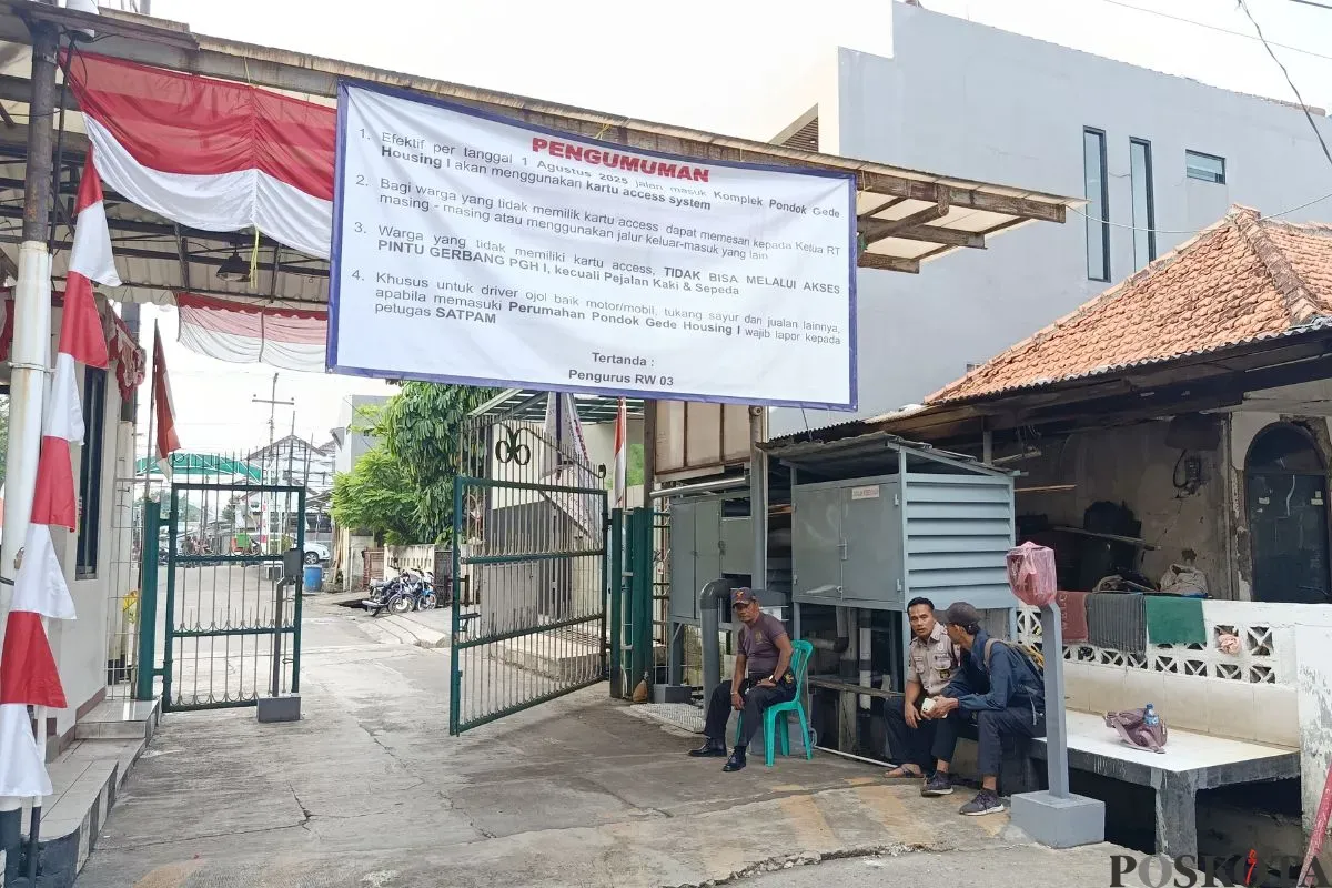 Lokasi pemberlakuan sistem satu arah di Perumahan Pondok Gede Housing 1, Kelurahan Jatirahayu, Kecamatan Pondok Melati, Kota Bekasi yang viral tidak membolehkan warga luar masuk, Rabu, 6 Agustus 2025. (Sumber: Poskota/Nurpini Aulia Rapika)