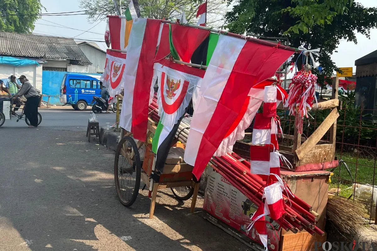 Pedagang pernak-pernik peringatan HUT ke-80 RI di di Jalan Raya Palmerah, seberang Pasar Pisang, Palmerah, Jakarta Barat, Rabu, 6 Agustus 2025. (Sumber: Poskota/Pandi Ramedhan)