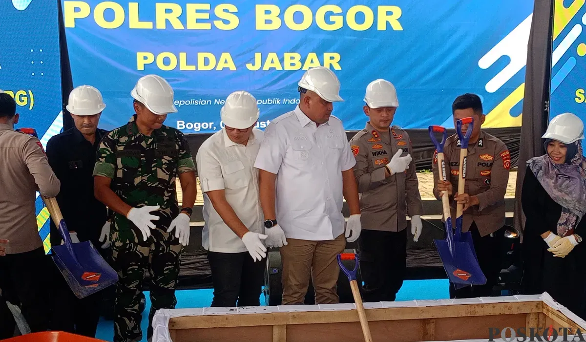 Bupati Bogor, Rudy Susmanto (tengah) saat melakukan peletakan batu pertama pembangunan dapur SPPG di Kelurahan Cimandala, Rabu, 6 Agustus 2025. (Sumber: POSKOTA | Foto: Giffar Rivana)