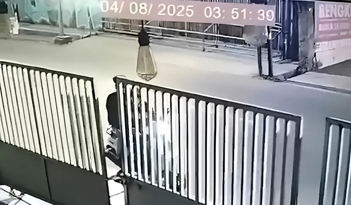 Tangkap layar rekaman CCTV saat dua pemuda membawa kabur pagar dorong besi di sebuah ruko, Jalan KH Agus Salim, Bekasi Timur, Kota Bekasi, pada Senin dini hari, 4 Agustus 2025.