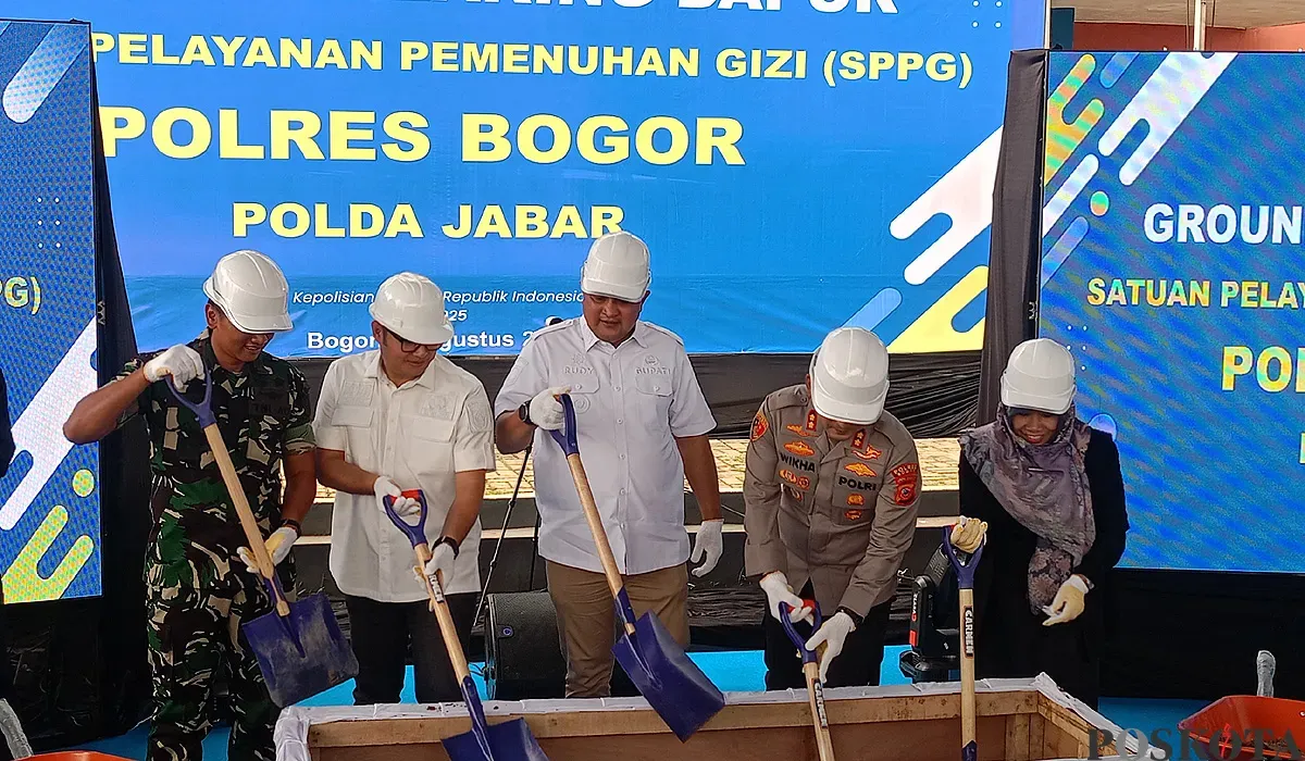 Kapolres Bogor bersama Bupati Bogor dan jajaran melakukan groundbreaking SPPG Polri di Kampung Ciluar, Kelurahan Cimandala, Kecamatan Sukaraja, Rabu 6 Agustus 2025. (Sumber: POSKOTA | Foto: Giffar Rivana)