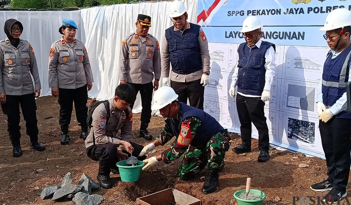 Prosesi peletakan batu pertama pembangunan SPPG di Polsek Bekasi Selatan, Kota Bekasi, Rabu, 6 Agustus 2025. (Sumber: POSKOTA | Foto: Nurpini Aulia Rapika)
