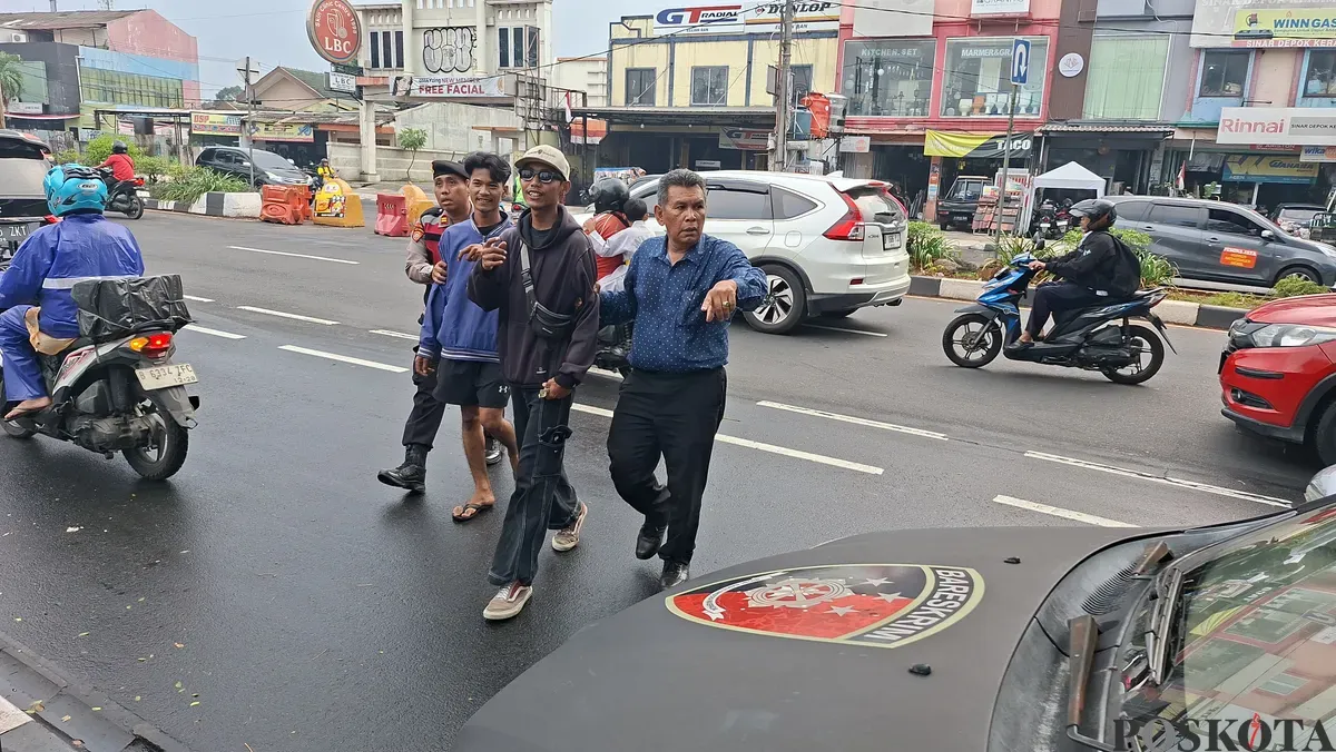 Petugas mengamankan juru parkir liar yang meresahkan warga dalam operasi premanisme di kawasan Beji, Depok. (Sumber: Poskota/Angga Pahlevi)