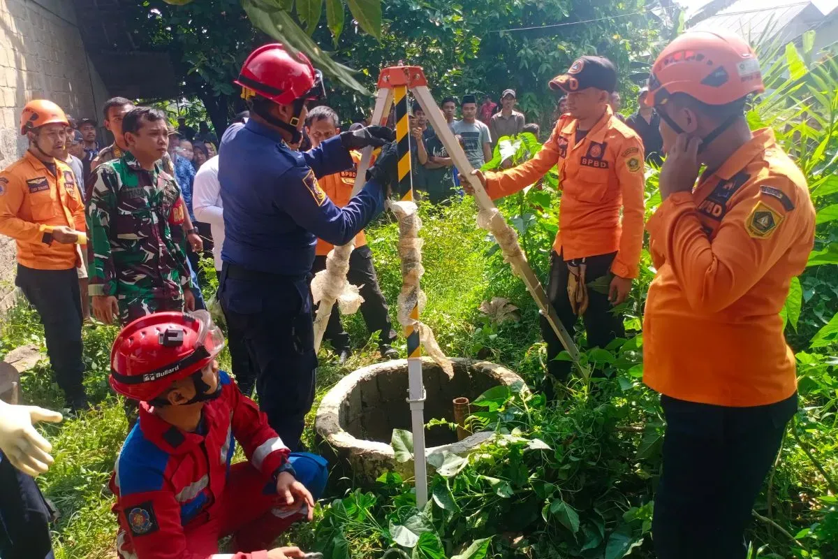 Petugas BPBD Kabupaten Bogor mengevakuasi jasad wanita yang ditemukan tewas di sumur tetangganya, Kampung Babakan Sebrang, Kelurahan Babakan, Kecamatan Ciseeng, Rabu, 6 Agustus 2025. (Sumber: Dok. BPBD Kabupaten Bogor)