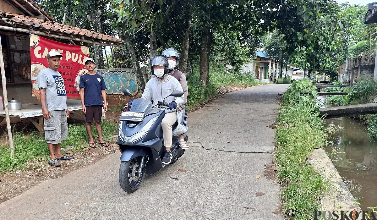 Pengendara melintas di Jalan Enggram, Kelurahan Sawangan Baru, Kota Depok, Rabu, 6 Agustus 2025. (Sumber: POSKOTA | Foto: Angga Pahlevi)