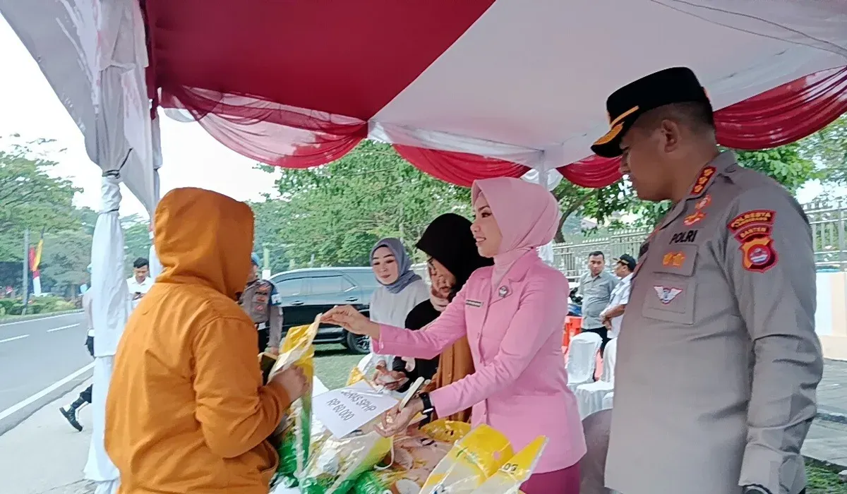 Ketua Cabang Bhayangkari Kota Tangerang, Putri Indra Waspada melayani warga yang membeli bahan pokok dalam acara Gerakan Pangan Murah di Alun-alun Tigaraksa, Puspemkab Tangerang, Rabu, 6 Agustus 2025. (Sumber: Dok Polresta Tangerang)