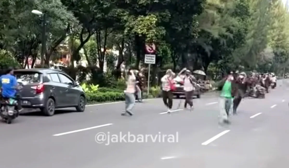 Tangkap layar tawuran antarpelajar di kawasan Grogol Petamburan, Jakarta Barat, Selasa, 5 Agustus 2025. (Sumber: Instagram @jakbarviral)