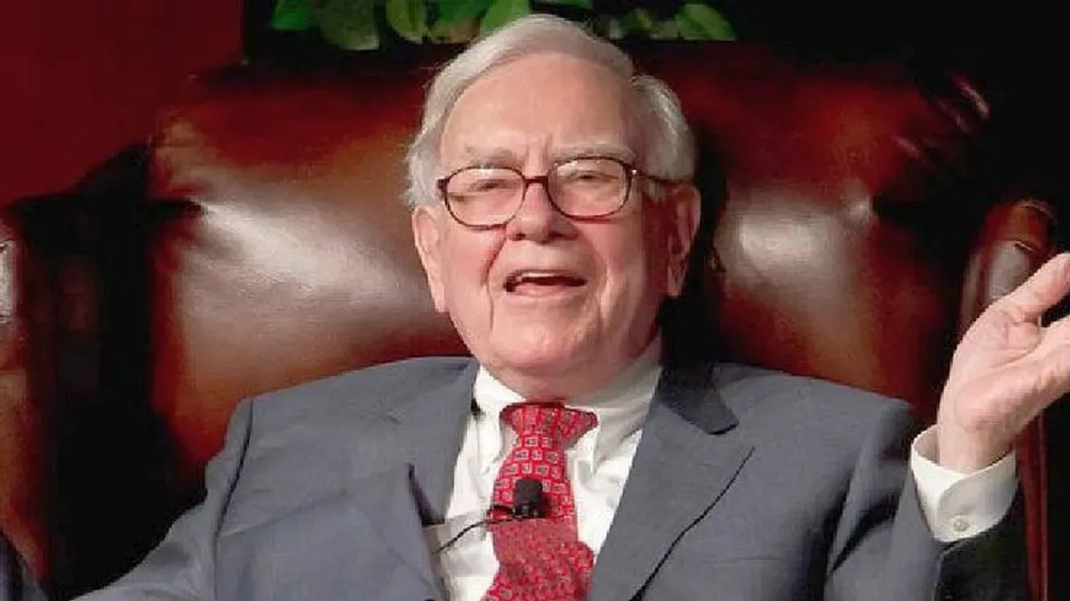 Warren Buffett di rumahnya di Omaha, Nebraska, yang telah ia huni sejak 1958 – bukti nyata bahwa kesederhanaan adalah prinsip hidup yang ia pegang teguh, meski kekayaannya mencapai lebih dari US$145 miliar.