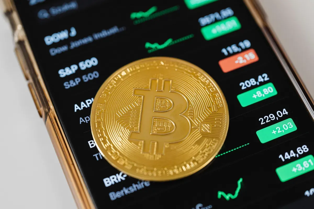 Ilustrasi - cara membeli Bitcoin di Indonesia menggunakan rupiah. (Sumber: Pexels/Kaboompics.com)