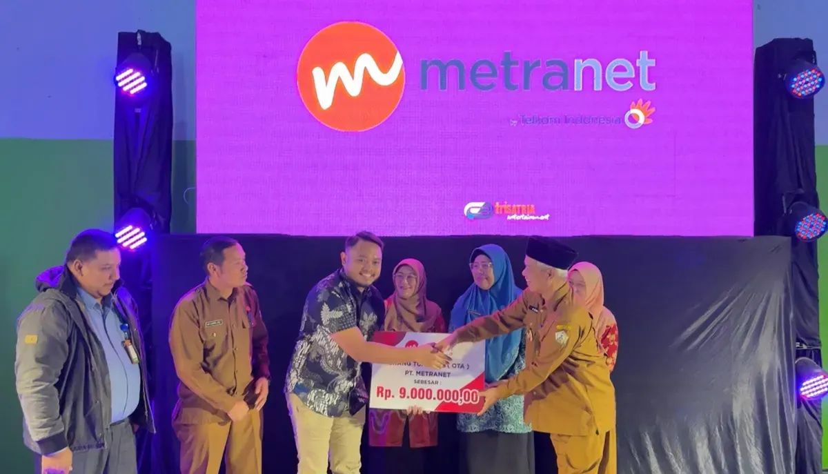 Penyerahan donasi oleh Sales Cazbox by Metranet Fani Hamizah kepada Wakil Bupati Kab Bener Meriah Ir. H. Armian saat acara peluncuran aplikasi Titanium, beberapa waktu yang lalu. (Sumber: Dok. Telkom)