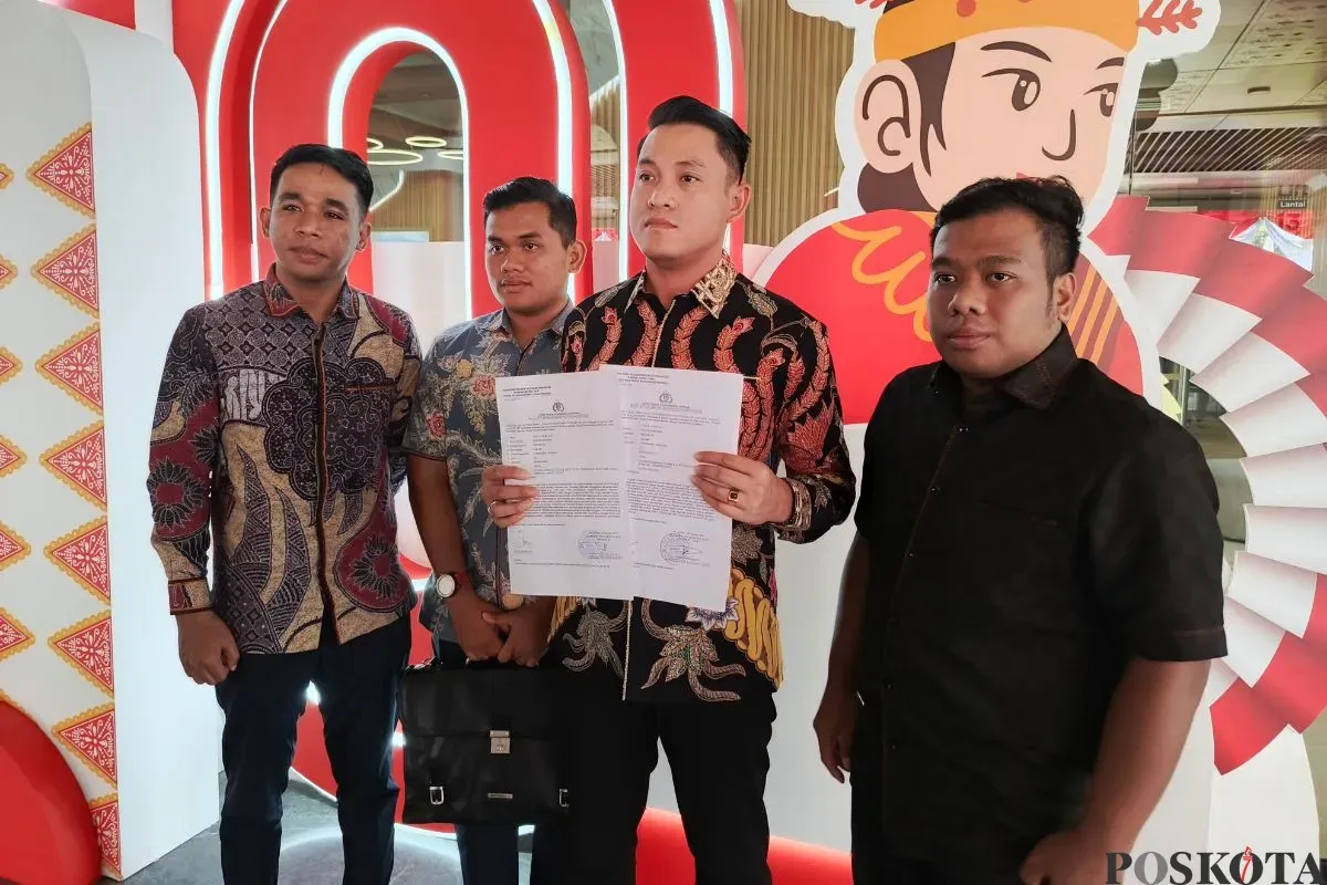 Tim kuasa hukum korban mengadukan ASN di Kantor Kecamatan Cengkareng, Jakarta Barat kepada Inspektorat Pemprov Jakarta, Kamis, 7 Agustus 2025. (Sumber: Poskota/Ali Mansur)